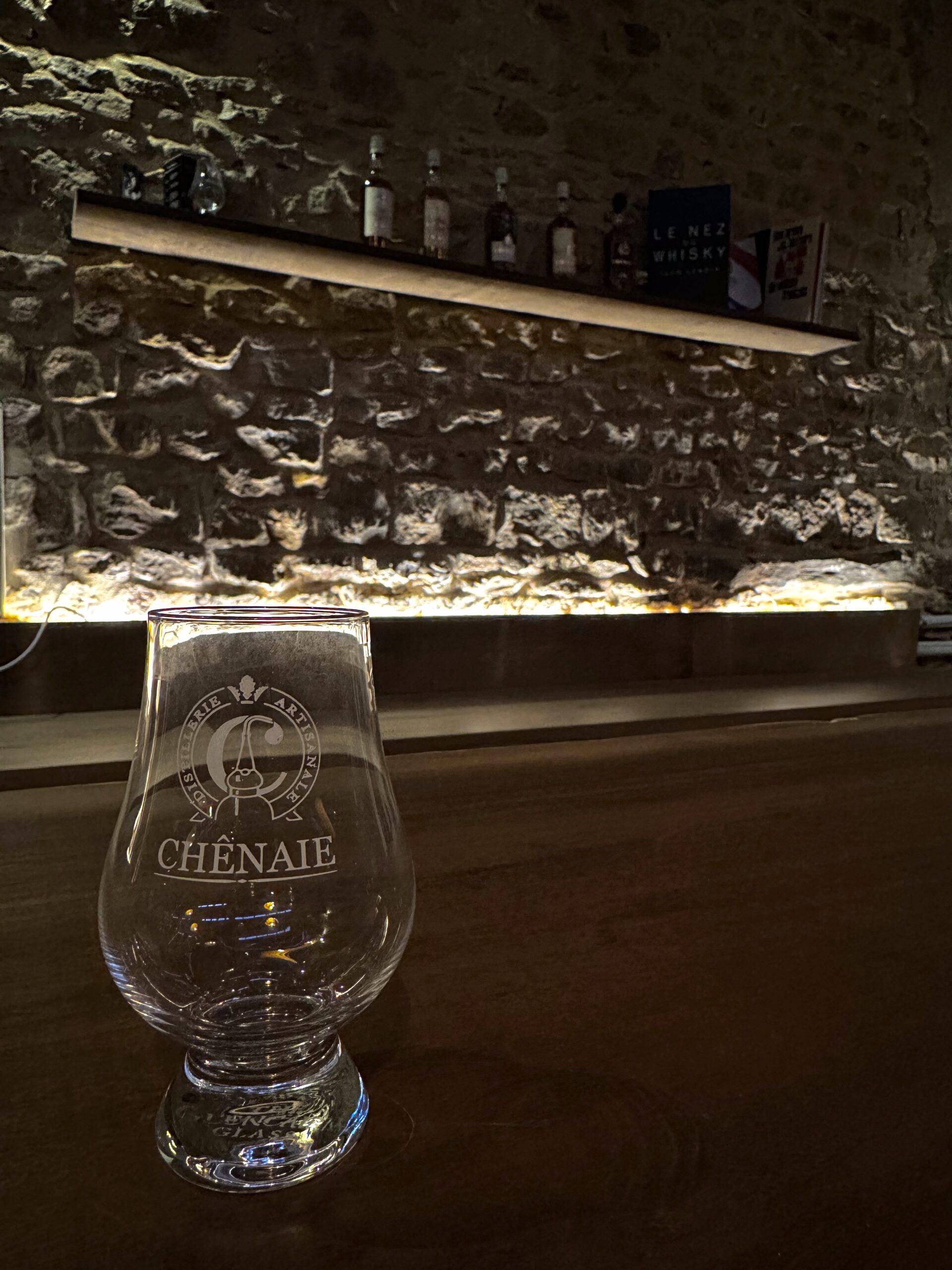 un verre de la distillerie posé sur le bar à Sainte Paule, dans le Beaujolais