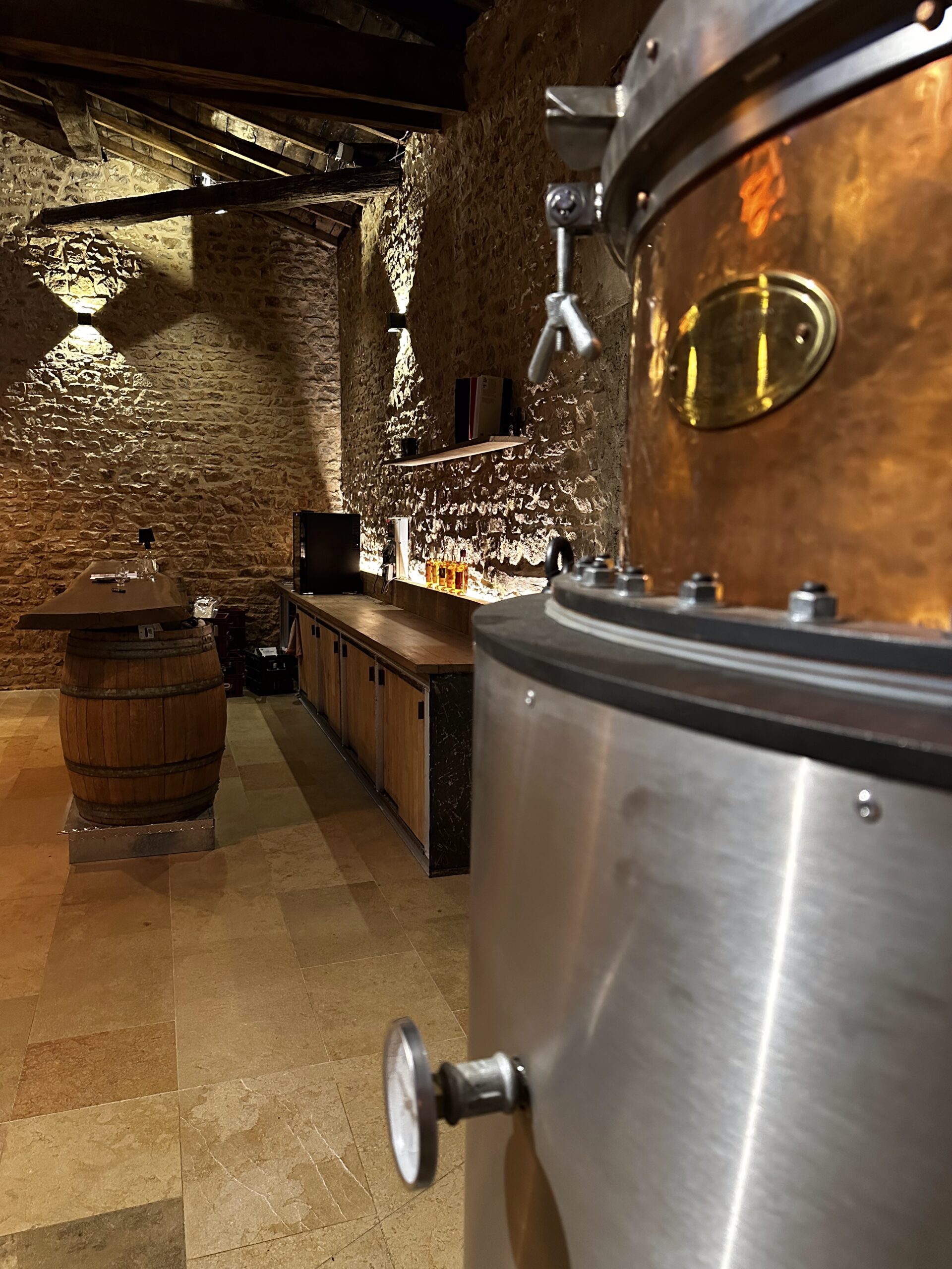 intérieur pouvant accueillir et proposer des évènement de dégustation de spiritueux à Sainte Paule dans la distillerie Chênaie