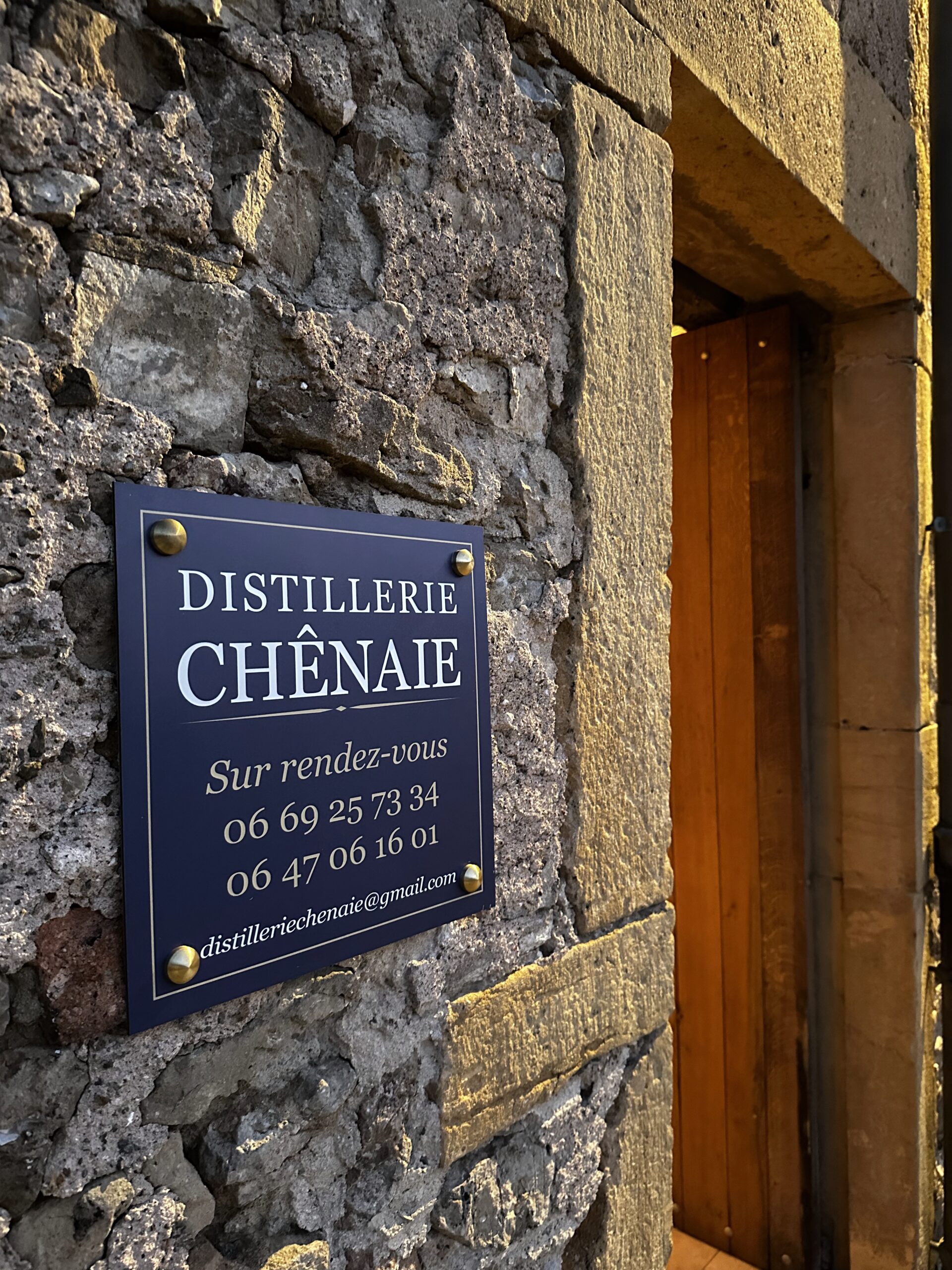 devanture avec les coordonnées de la distillerie Chênaie à Sainte Paule dans le Beaujolais