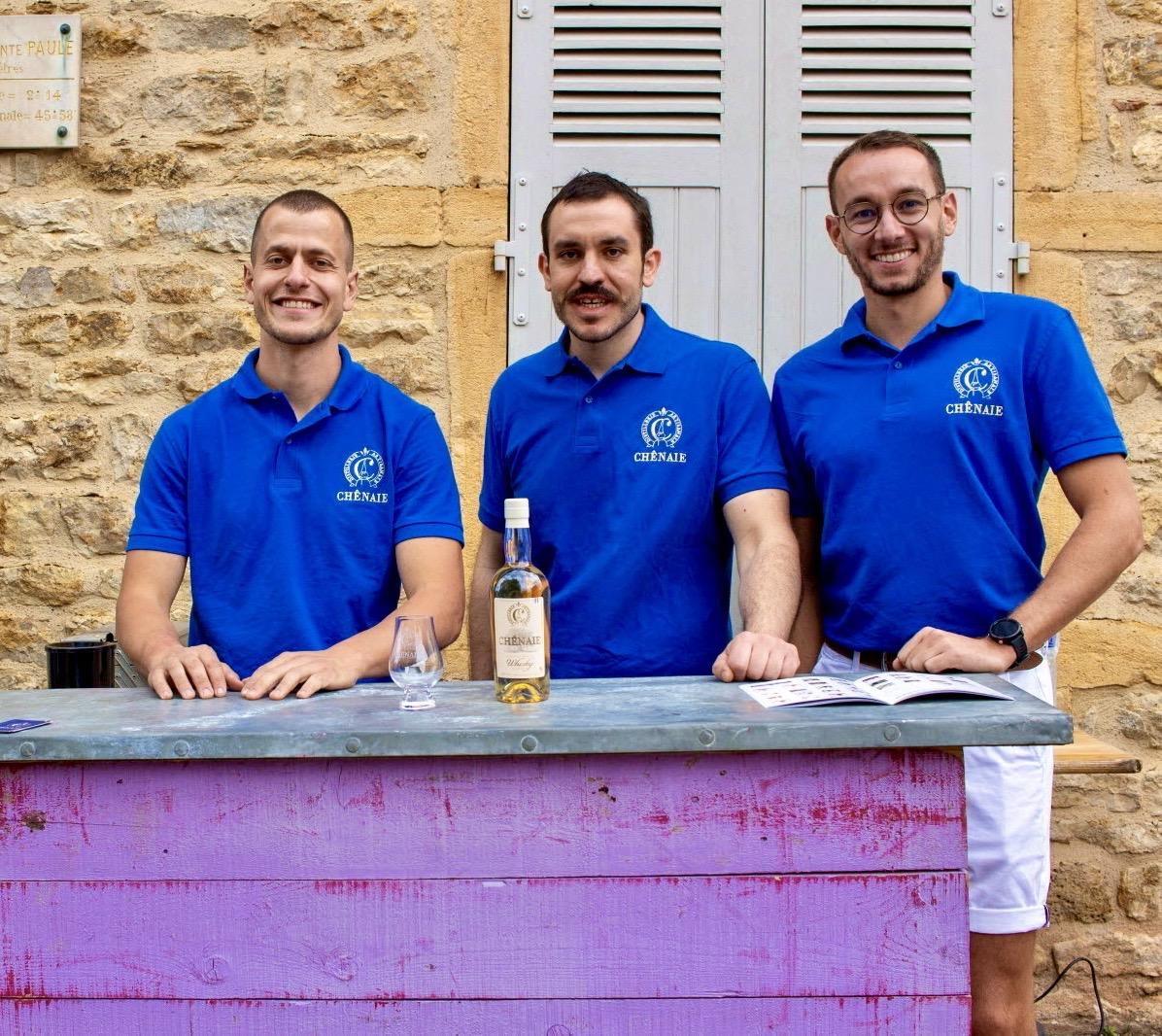 équipe travaillant au sein de la distillerie Chênaie à Sainte Paule dans le Beaujolais